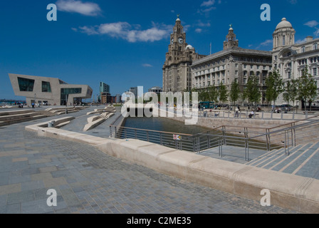 New Liverpool Museum and Leeds Liverpool Canal link in front of the Three Graces (the Liver, Cunard and Port of Liverpool Stock Photo