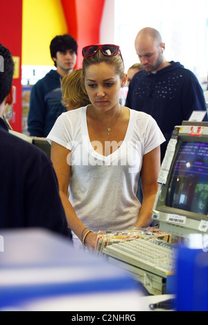 Lauren Conrad Grocery Shopping with Jason December 29, 2005 – Star