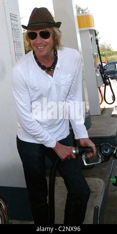 Rhys Ifans pumps gas at a Shell gas station in Cross Creek Los Angeles, California - 14.04.08 /Apega/Agent47 Stock Photo