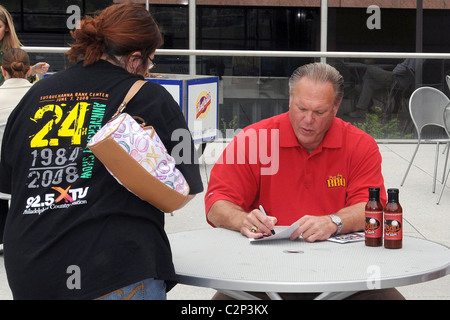 Greg Luzinski mans Bull's BBQ for Phillies