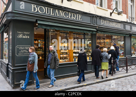 Traditional Boulangerie / Patisserie on a typical street in the ...