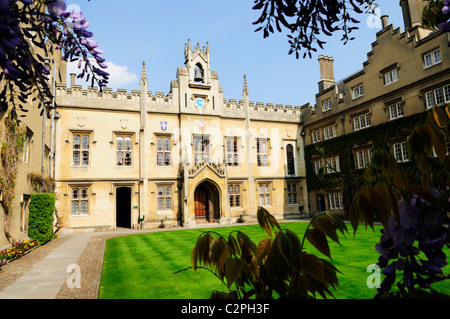 Chapel Court at Sidney Sussex College framed by Wisteria flowers, Cambridge, England, UK Stock Photo