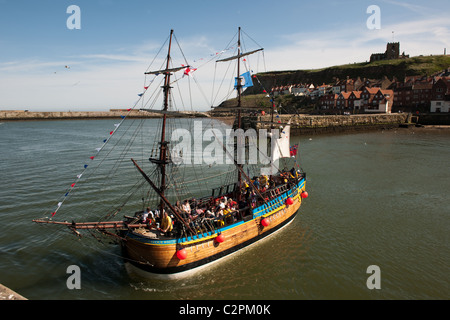 Bark Endeavour at Whitby returning to harbour Stock Photo - Alamy