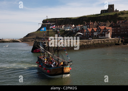 Bark Endeavour at Whitby returning to harbour Stock Photo - Alamy