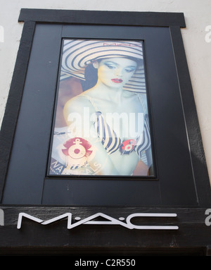 Brittany Daniel and her pregnant twin sister Cynthia Daniel shop at