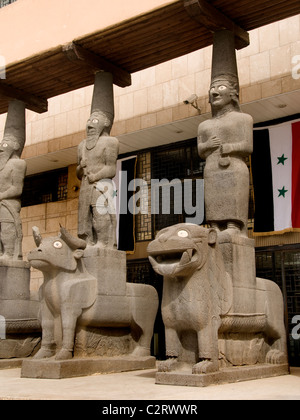 National Museum Aleppo copy human statues of the Aramaic palace Tell Halaf 9th cent BC   Syria Stock Photo