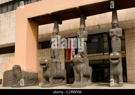 National Museum Aleppo copy human statues of the Aramaic palace Tell Halaf 9th cent BC   Syria Stock Photo