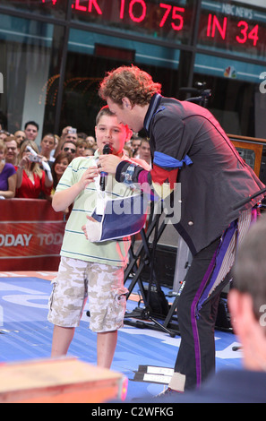 * MARTIN'S TREAT FOR INJURED FAN COLDPLAY rocker CHRIS MARTIN made a young fan's day, when he plucked him from the crowd during Stock Photo