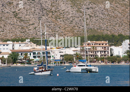 Boats in the beautiful bay of the holiday resort Puerto Pollensa, Mallorca, Spain Stock Photo