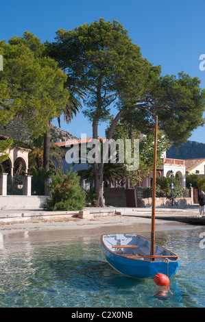 Small boat in the beautiful bay of the holiday resort Puerto Pollensa, Mallorca, Spain Stock Photo