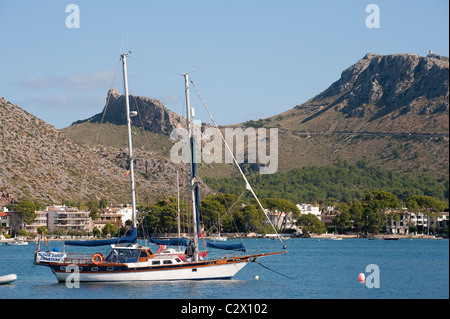 Boat in the beautiful bay of the holiday resort Puerto Pollensa, Mallorca, Spain Stock Photo