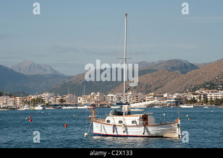 Boat in the beautiful bay of the holiday resort Puerto Pollensa, Mallorca, Spain Stock Photo