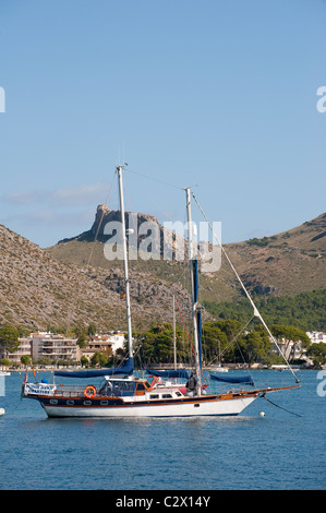 Boat in the beautiful bay of the holiday resort Puerto Pollensa, Mallorca, Spain Stock Photo