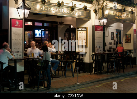 'The Penny Black' Victorian style pub at night, Boat Quay, Singapore Stock Photo