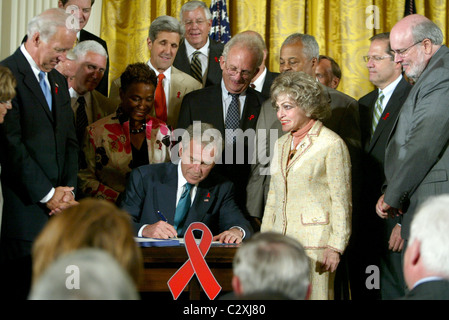 Joe Biden, George W. Bush and Mrs. Tom Lantos The signing of HR 5501, the Tom Lantos and Henry J. Hyde United States Global Stock Photo