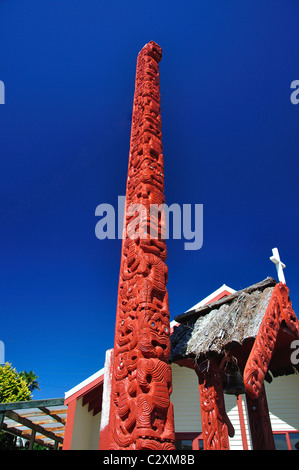 Totem pole by The Meeting House, Whakarewarewa Living Thermal Village, Rotorua, Bay of Plenty Region, North Island, New Zealand Stock Photo