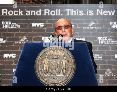 Clive Davis press conference held to announce that the 'Rock and Roll Hall of Fame and Museum' will open an annex in the heart Stock Photo