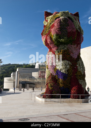 Puppy by Jeff Koons in front of Guggenheim Museum Stock Photo