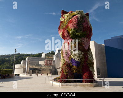 Puppy by Jeff Koons in front of Guggenheim Museum Stock Photo