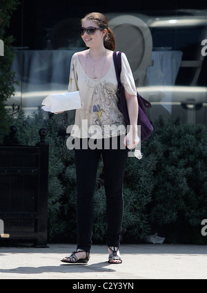 Gossip Girl' star Michelle Trachtenberg has lunch at Joans on Third in West Hollywood Los Angeles, California - 13.08.08 Stock Photo