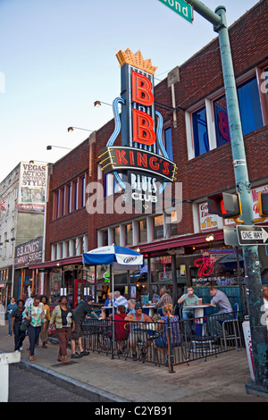 People eating in a pavement cafe outside BB King's Blues Club on Beale Street, Memphis, Tennessee as pedestrians walk past. Stock Photo