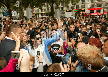 Michael Jackson Impersonator 'Navi' appears in Leicester Square as part of celebration for Michael Jackson's 50th birthday Stock Photo