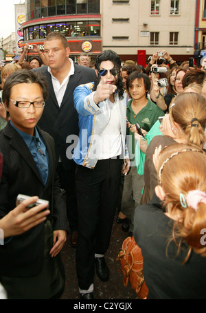 Michael Jackson Impersonator 'Navi' appears in Leicester Square as part of celebration for Michael Jackson's 50th birthday Stock Photo