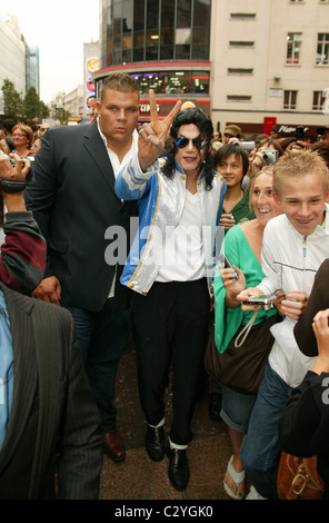 Michael Jackson Impersonator 'Navi' appears in Leicester Square as part of celebration for Michael Jackson's 50th birthday Stock Photo