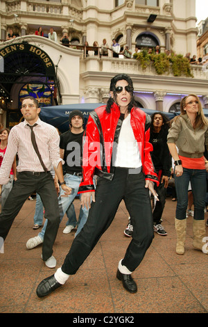 Michael Jackson Impersonator 'Navi' appears in Leicester Square as part of celebration for Michael Jackson's 50th birthday Stock Photo