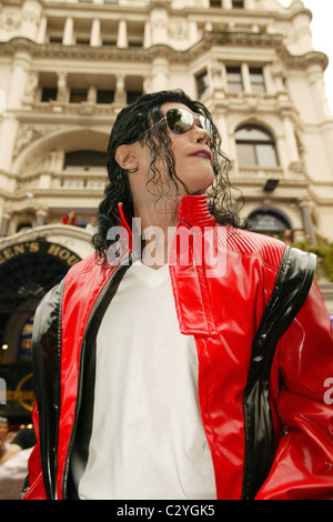 Michael Jackson Impersonator 'Navi' appears in Leicester Square as part of celebration for Michael Jackson's 50th birthday Stock Photo