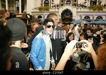 Michael Jackson Impersonator 'Navi' appears in Leicester Square as part of celebration for Michael Jackson's 50th birthday Stock Photo