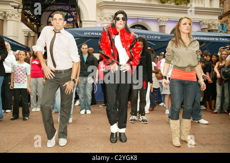 Michael Jackson Impersonator 'Navi' appears in Leicester Square as part of celebration for Michael Jackson's 50th birthday Stock Photo