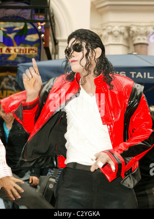 Michael Jackson Impersonator 'Navi' appears in Leicester Square as part of celebration for Michael Jackson's 50th birthday Stock Photo