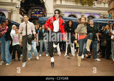 Michael Jackson Impersonator 'Navi' appears in Leicester Square as part of celebration for Michael Jackson's 50th birthday Stock Photo