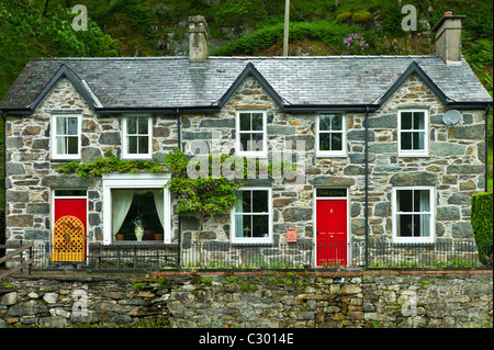 Typical Welsh stone cottages with Welsh slate roofs at Nant Gwynant, Gwynedd, Wales Stock Photo