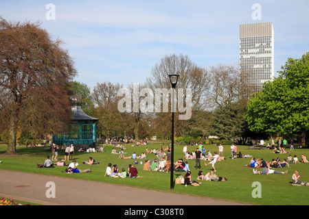 University students in Weston Park overlooked by The Arts Tower, University of Sheffield, Sheffield, South Yorkshire, England UK. Stock Photo