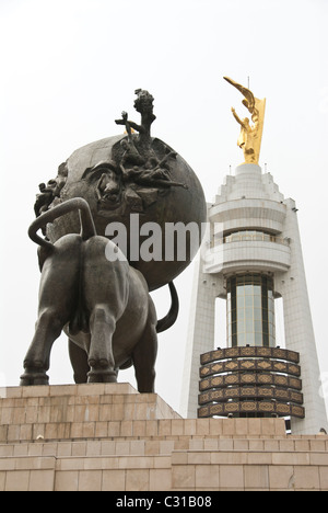 Monument to Turkmenbashi in the Independence square of Ashgabat, Turkmenistan Stock Photo