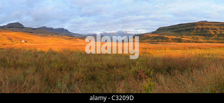 Panoramic view of the Mweni Valley at dawn, Drakensberg uKhahlamba National Park, Kwazulu-Natal, South Africa Stock Photo