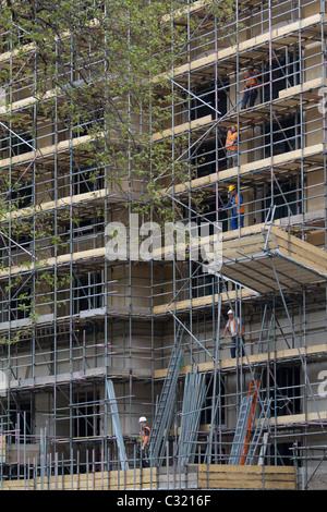 Scaffold, scaffolders working on building in Central London Stock Photo