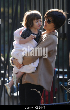 Katie Holmes and her daughter Suri Cruise visit a playground in Central Park New York City, USA - 23.10.08 Doug Meszler Stock Photo