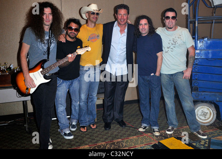 Hall of Fame Quaterback Dan Marino poses with Smashmouth 'Bubbles and Bones' charity event  Hollywood, Florida - 17.10.08 Stock Photo