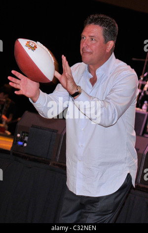 Hall of Fame Quaterback Dan Marino tosses a football 'Bubbles and Bones' charity event  Hollywood, Florida - 17.10.08 Stock Photo