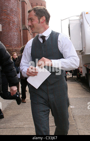 Jude Law on the set of Sherlock Holmes filming in Brooklyn New York City, USA - 09.01.09 Stock Photo