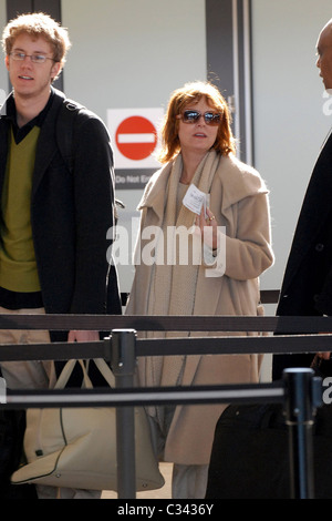 Susan Sarandon walks through the airport security checkpoint to catch a flight Washington DC, USA - 21.01.09 Tommy Gravad / Stock Photo