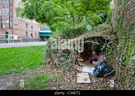 Homelessness UK: shelter made under bushes and used by a homeless person, Nottingham, England, UK Stock Photo
