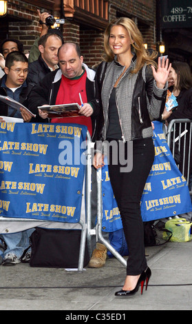 Bar Refaeli outside the Ed Sullivan Theater for 'The Late Show with David Letterman' New York City, USA - 11.02.09 Stock Photo