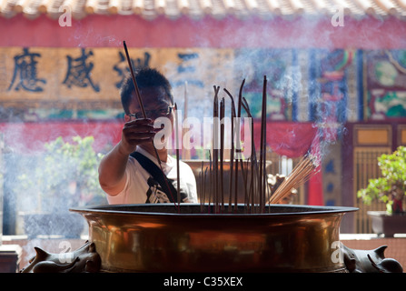 Kek Sok Si Temple, Penang Malaysia - making offerings 5 Stock Photo