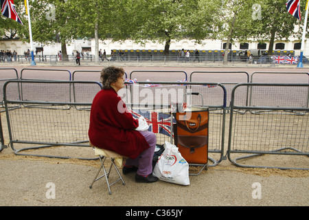 Royal Wedding April 2011, London. UK - Woman prepares for overnight wait, The Mall, London Stock Photo