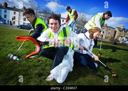 Students pick up litter in Oxford Stock Photo