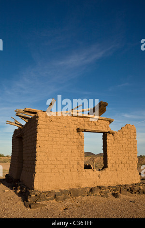 Old adobe structure with the Painted Rock Mountains in the background, near Gila Bend, Arizona. Stock Photo